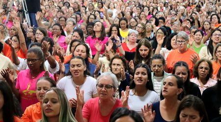 Vigília reúne centenas de mulheres no RS