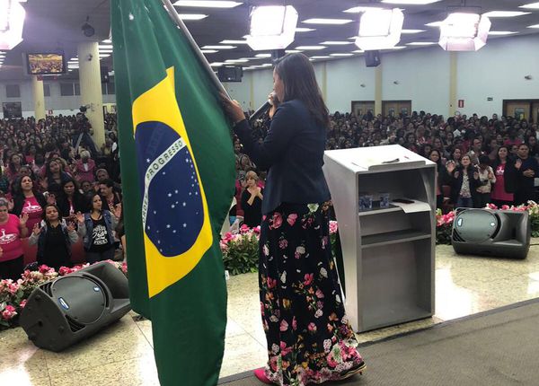 Lilian Lopes se apresenta em congresso de MG